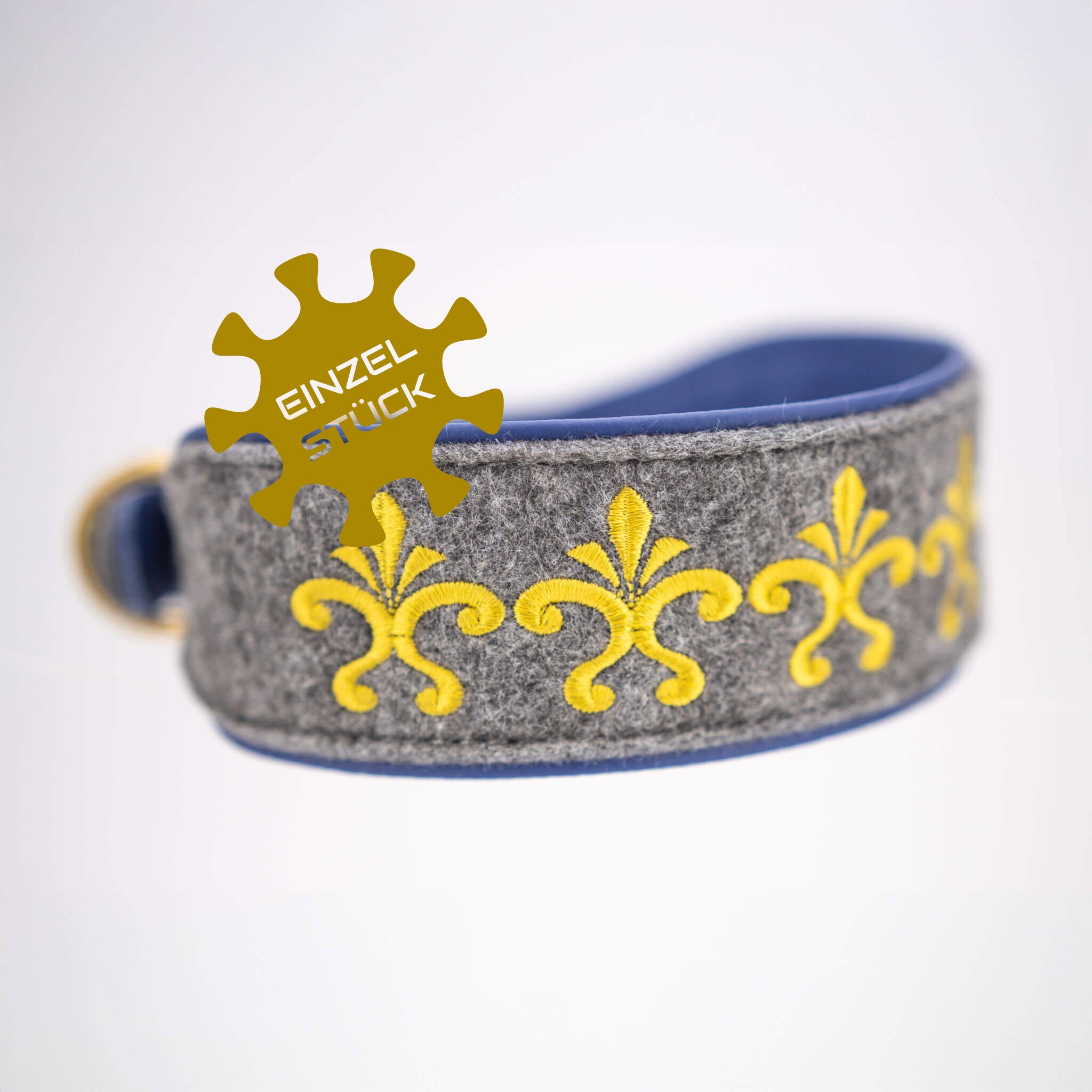 Breites Windhundhalsband aus Filz und blauem Leder perspektivische Ansicht Einzelstück
