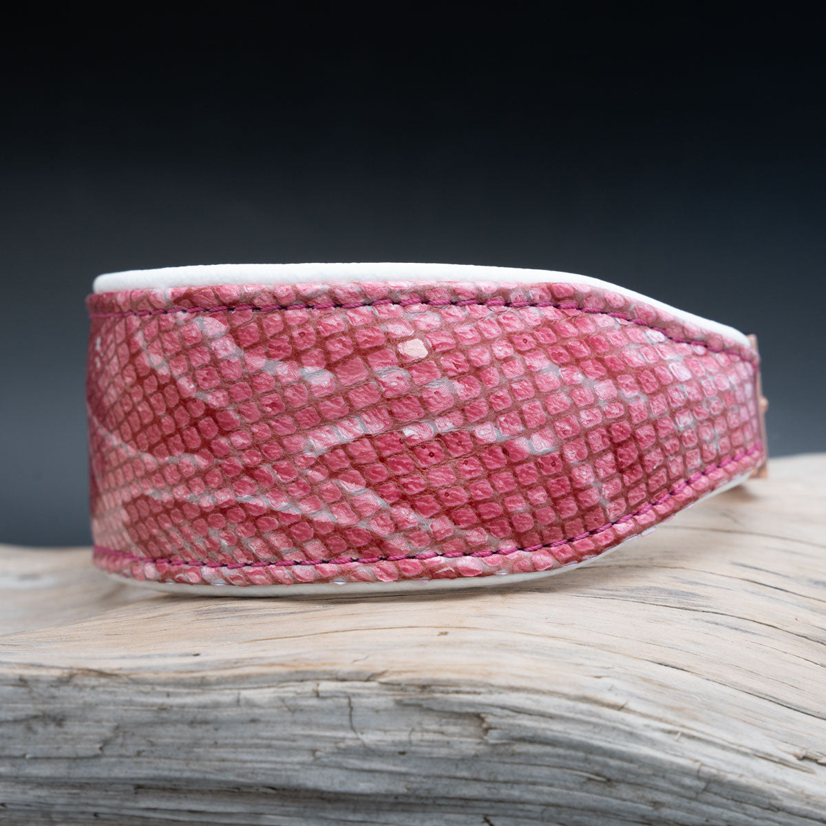 Handgefertigtes breites Windhundhalsband aus Leder in Pink Rosa und weiß 