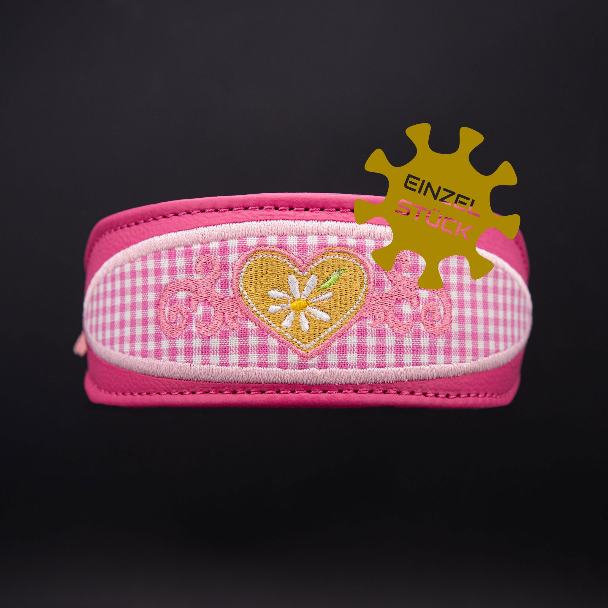 Einzelstueck Besticktes Hundehalsband Sari-Stick mit blauen Blumen auf grauem Filz Frontansicht