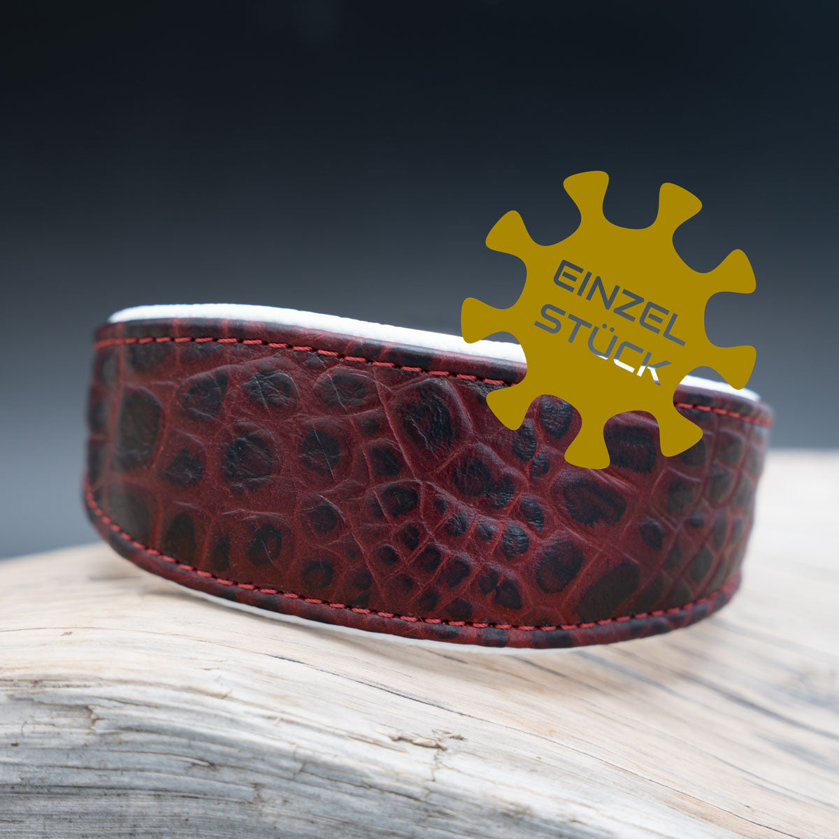 Einzelstück Windhundhalsband aus Leder in rubinroter Kroko-Optik Frontansicht