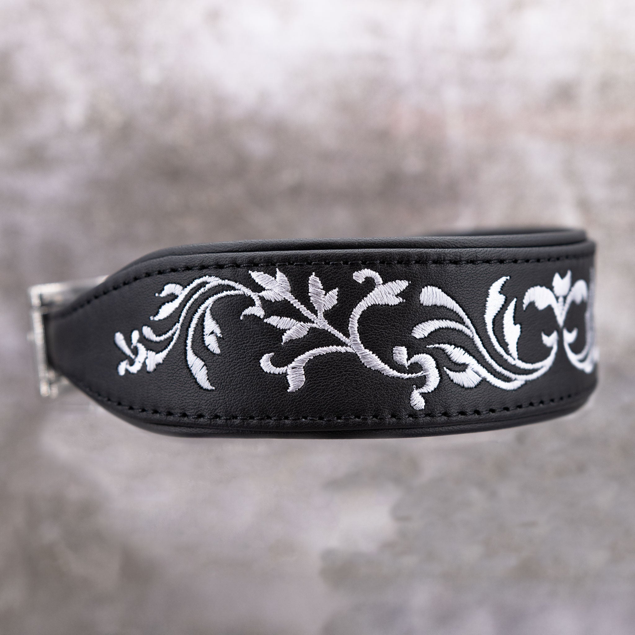 Breites Windhundhalsband aus schwarzem Leder mit silberner Stickerei Seitenansicht