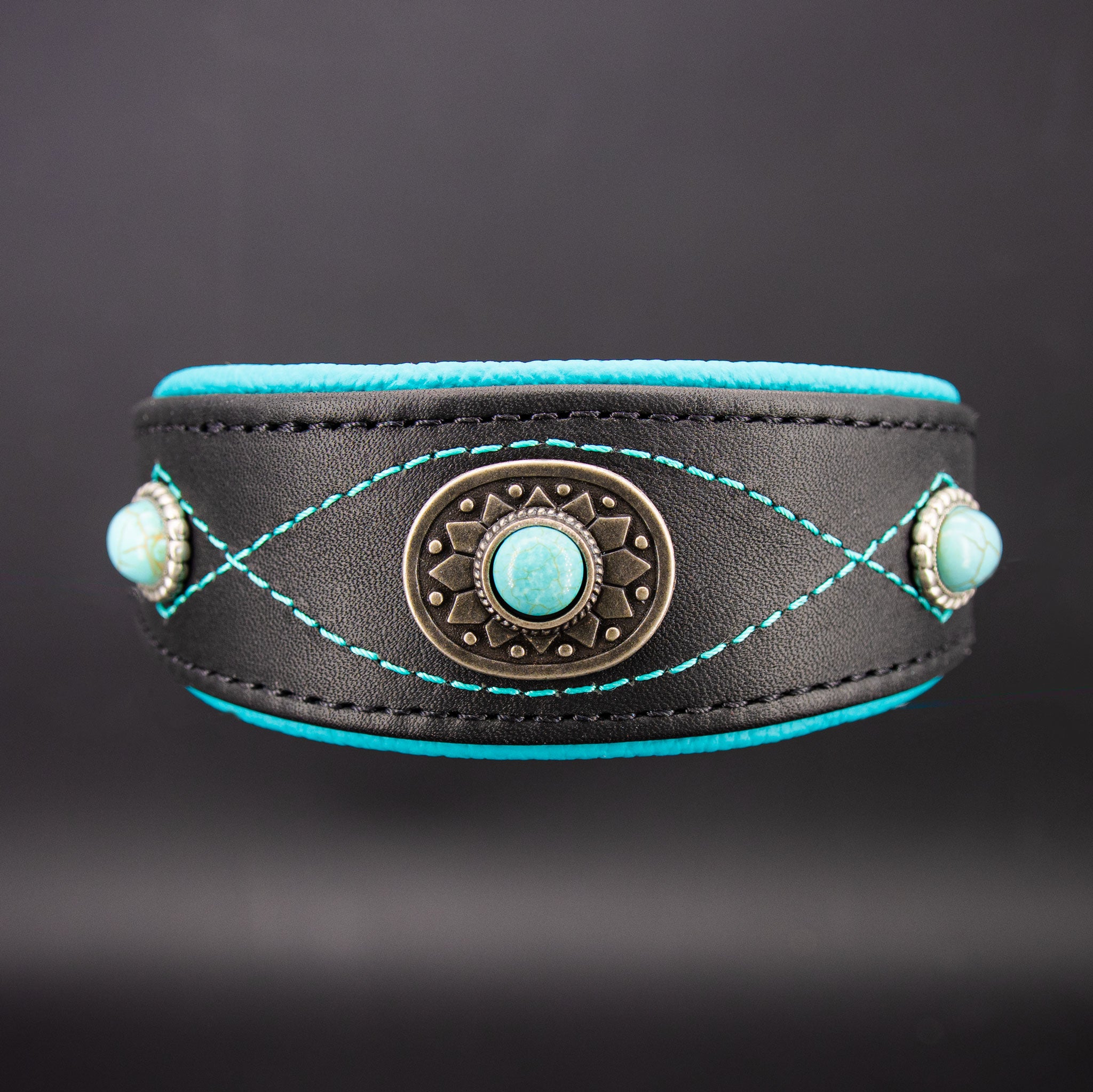 Windhundhalsband aus schwarzem Leder mit türkisen Howlith-Steinen in Frontansicht