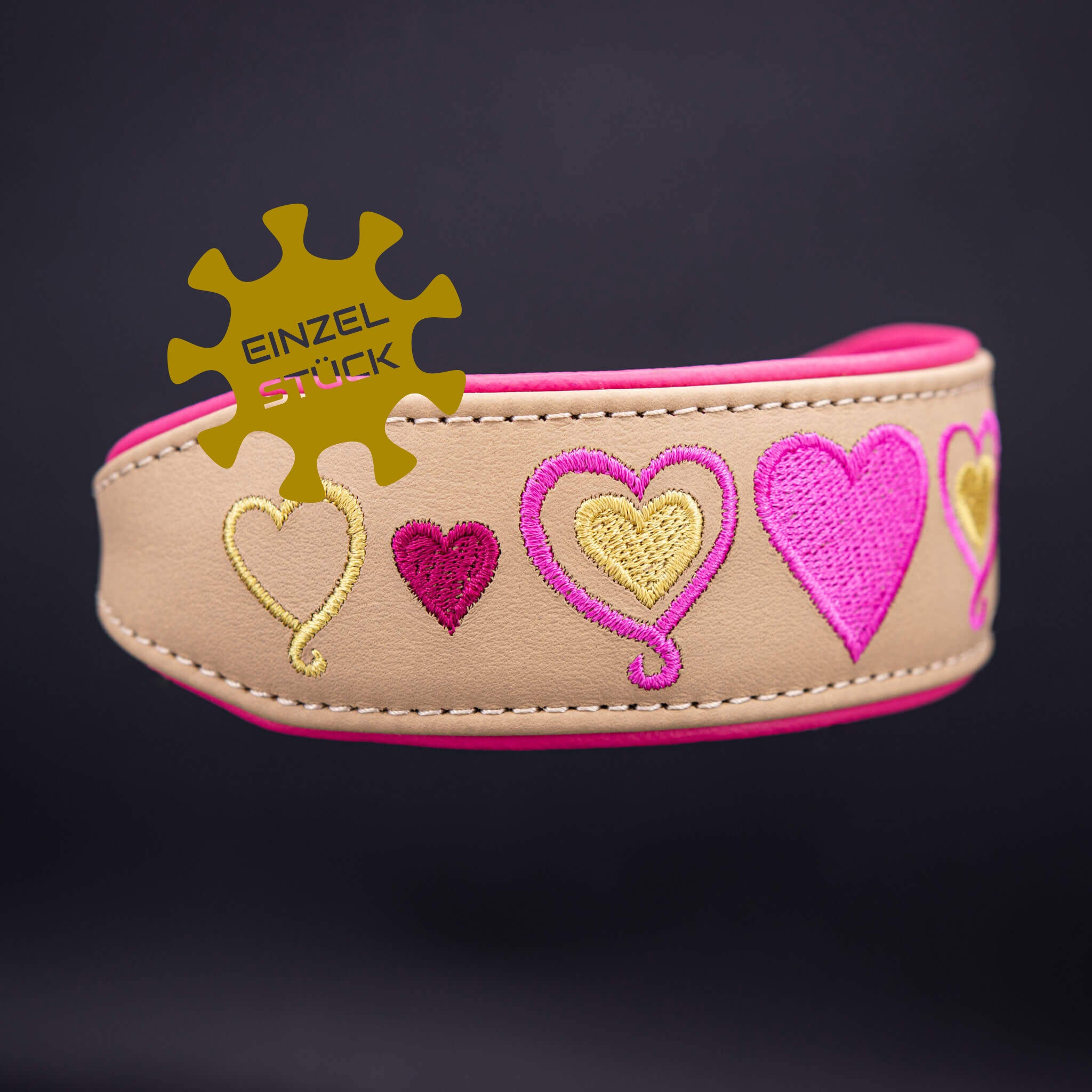 Detailansicht Verschluss: Hundehalsband mit Messing-Schnalle und pinker Lederpolsterung einzelstueck