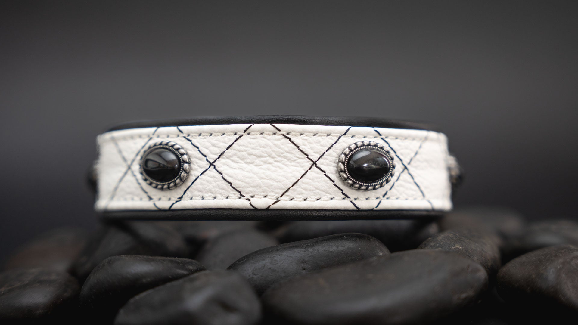 Windhundhalsband aus weißem und schwarzem Rindsnappa mit echten Onyx-Cabochons