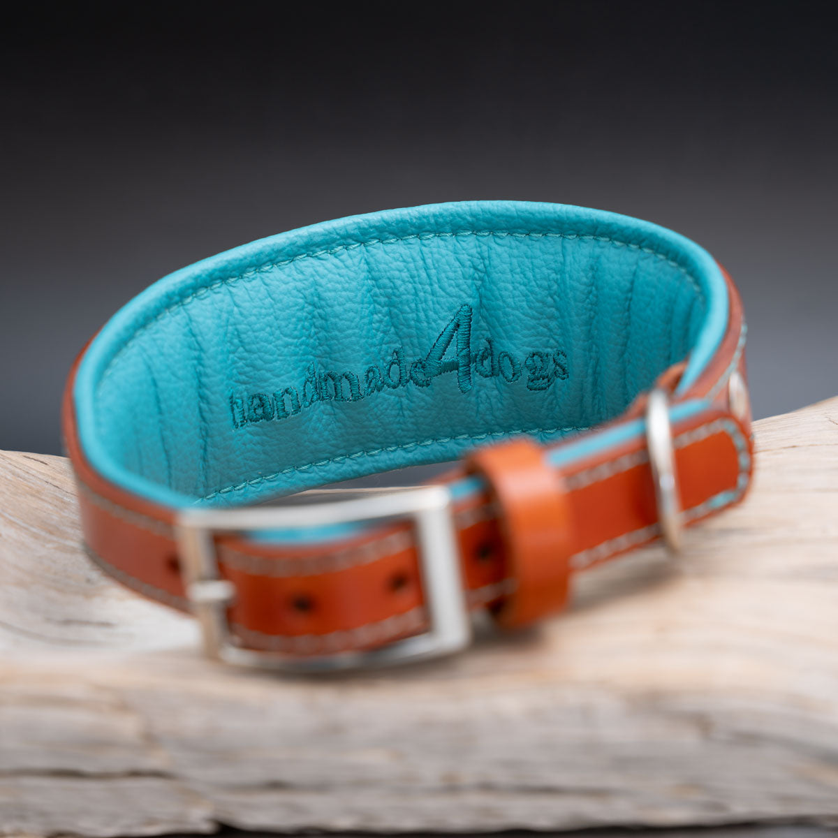 Türkisfarbenes Nappaleder mit eingesticktem handmade4dogs-Logo auf der Innenseite des orangen Windhundhalsbands.
