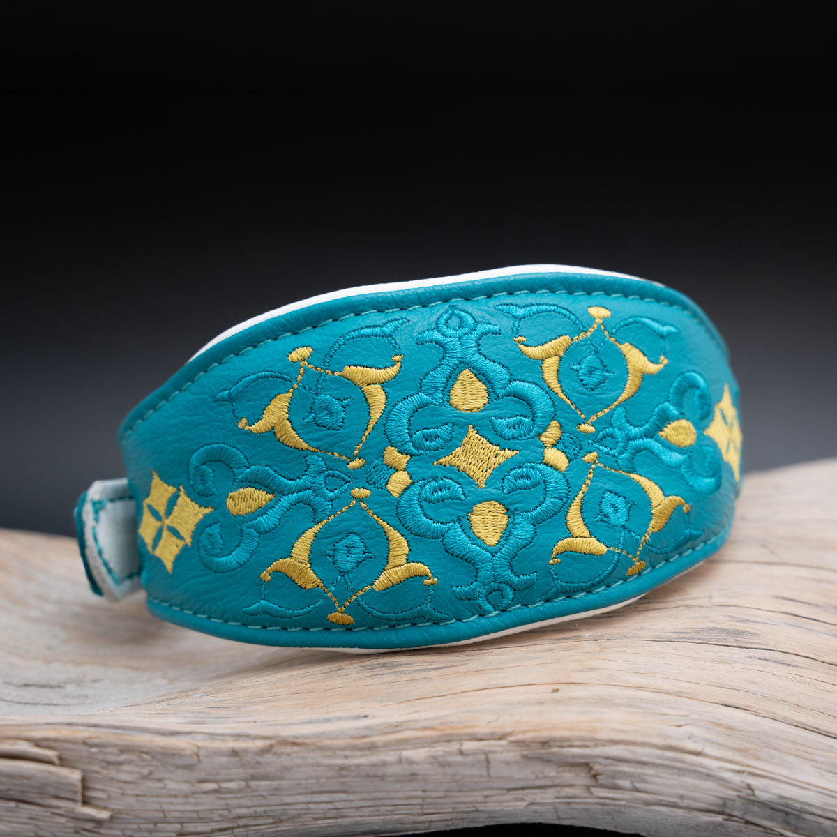 Frontalansicht des handgefertigten Windhundhalsbands Oriental mit dekorativem Stickmuster in Gold und Türkis.