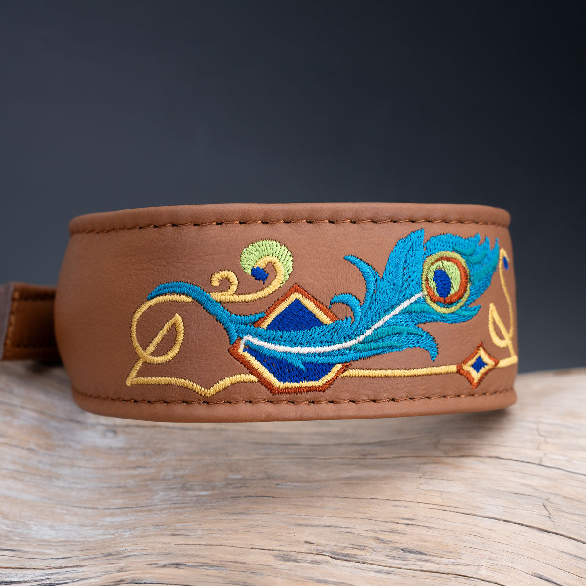 Vorderansicht des 5 cm breiten Windhundhalsbands aus haselnussbraunem Nappaleder mit aufwendiger Pfauenfeder und Zierstickerei
