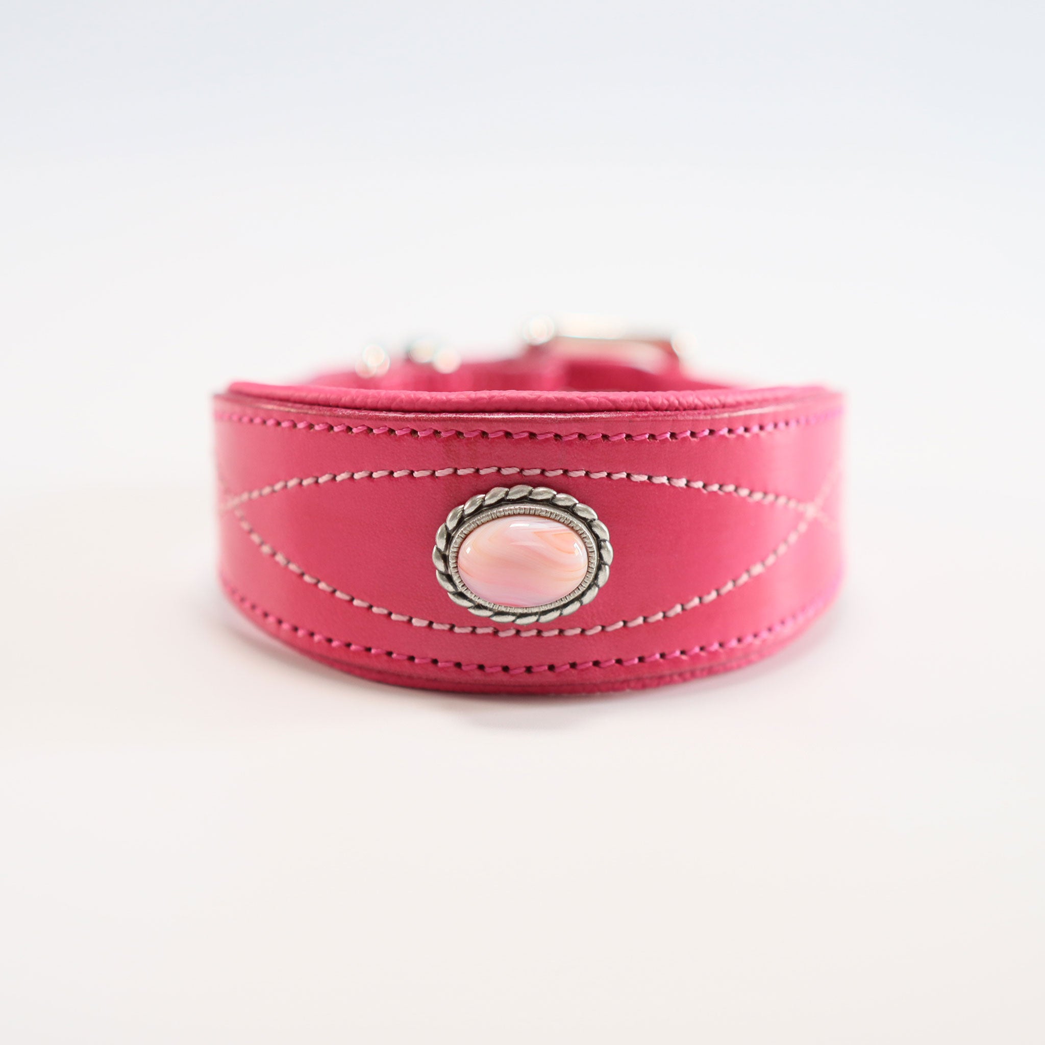 Frontansicht des pinken Lederhalsbands mit mittig gefasstem rosa Achat Edelstein