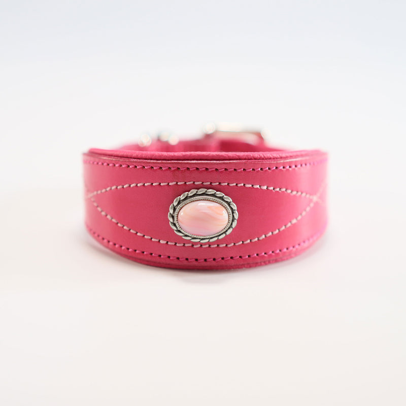 Frontansicht des pinken Lederhalsbands mit mittig gefasstem rosa Achat Edelstein