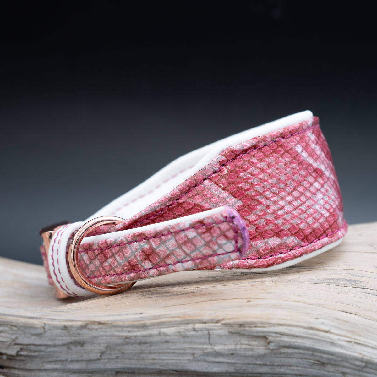 Breites Lederhalsband für Windhunde mit Roségold-Schnalle und Pink-Python-Muster