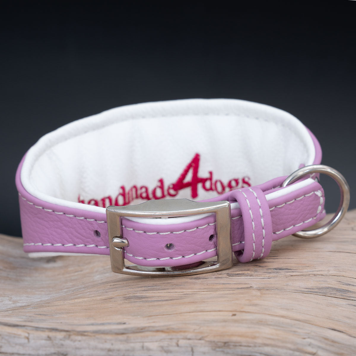 Schnallenverschluss und Logo-Stickerei "handmade4dogs" auf der Innenseite
