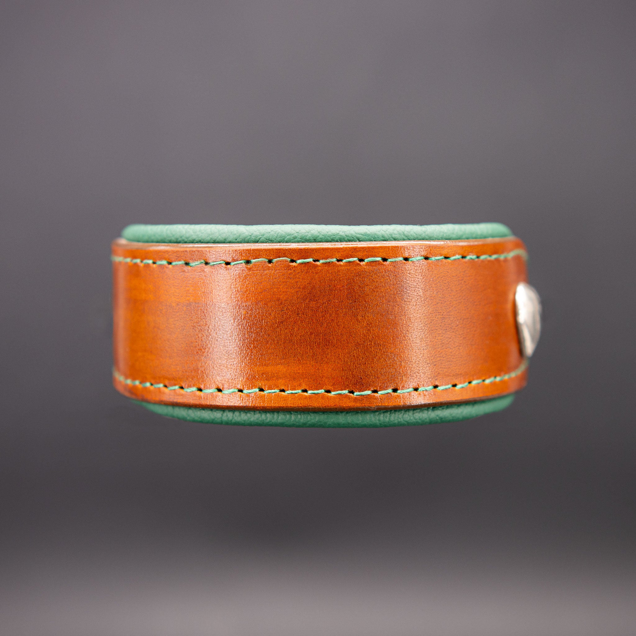 Handgefertigtes breites Lederhalsband in Cognac mit grüner Naht für kleine Hunde