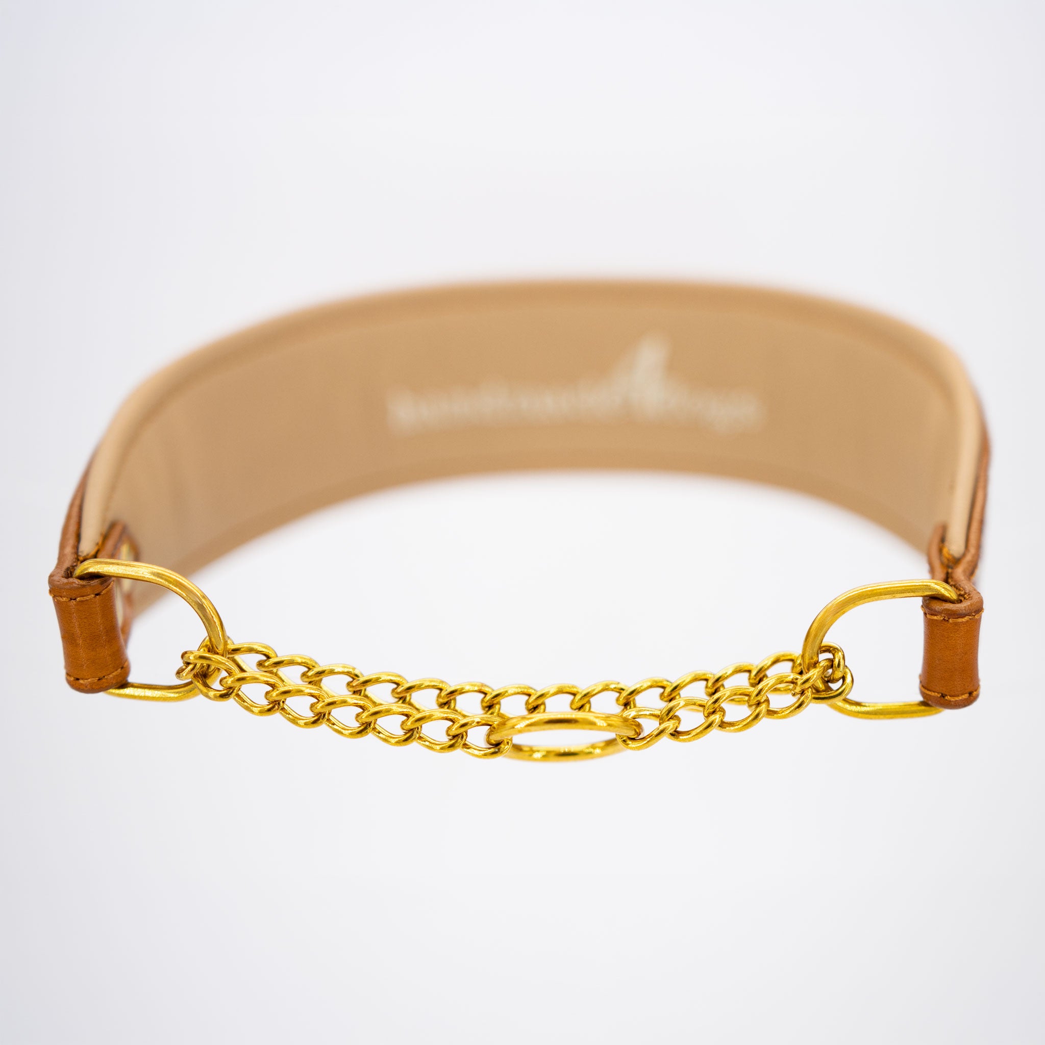 Detailansicht des Messing-Kettenzugs und der sandfarbenen Nappa-Polsterung